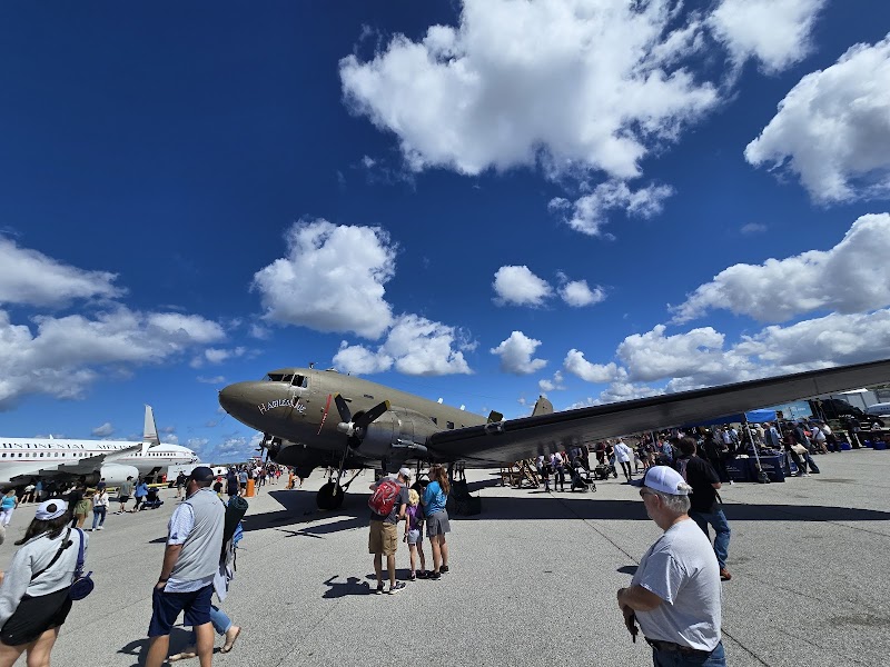 Signature Aviation BKL - Burke Lakefront Airport Cleveland stage
