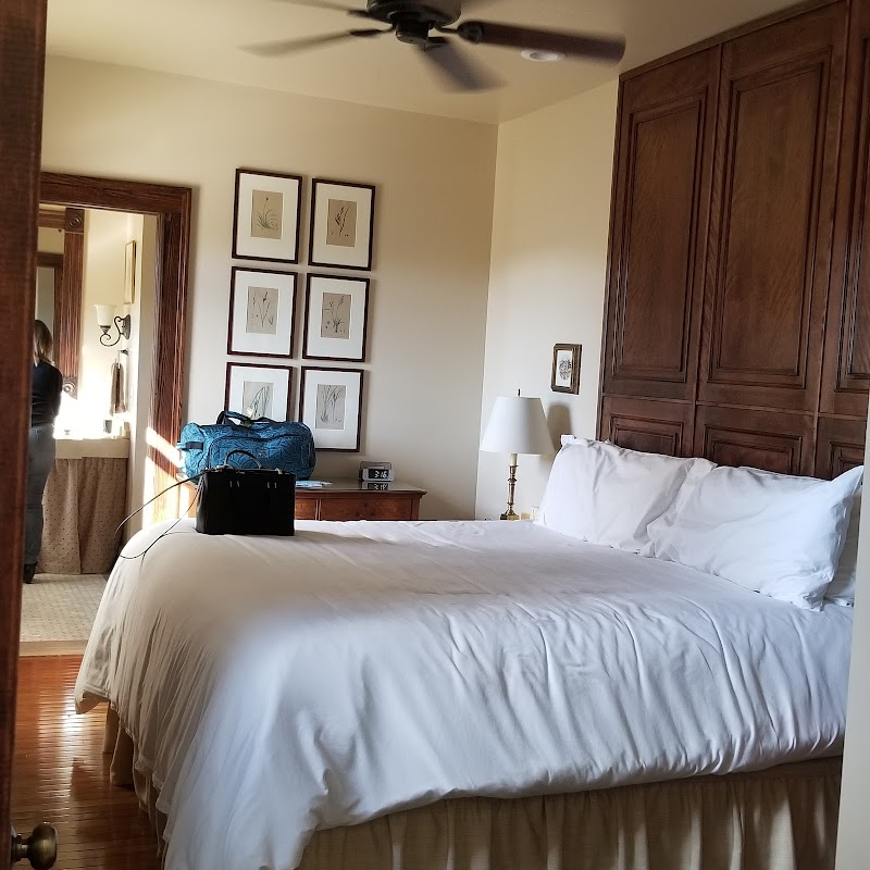 Wallace Manor Bed and Breakfast Cleveland lobby