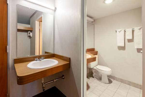 Travelodge by Wyndham Cleveland Airport Cleveland room