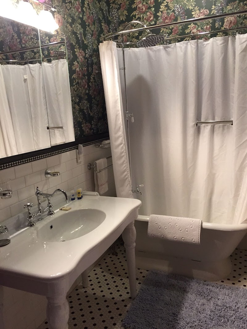 Spitzer House Bed and Breakfast Cleveland amenities