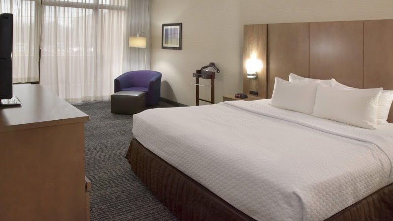 Crowne Plaza Cleveland Airport by IHG Cleveland lobby