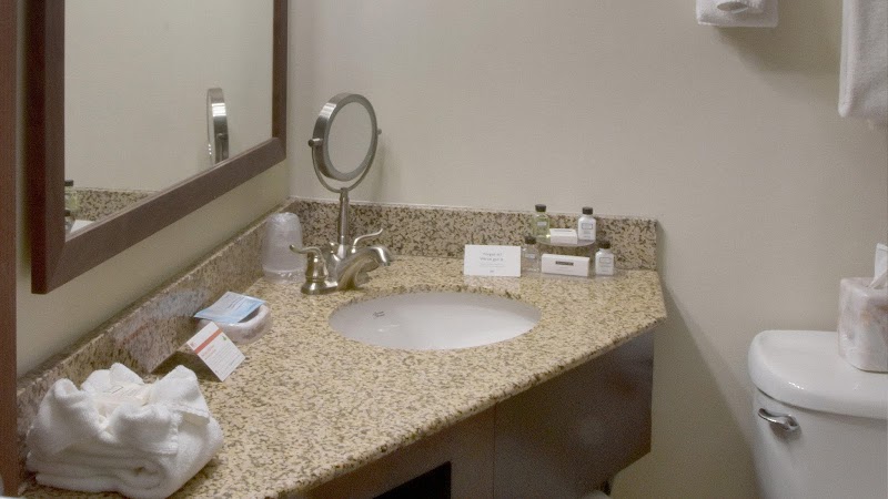 Crowne Plaza Cleveland Airport by IHG Cleveland amenities