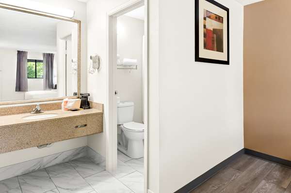 Quality Inn Middleburg Heights near Cleveland Airport Cleveland room