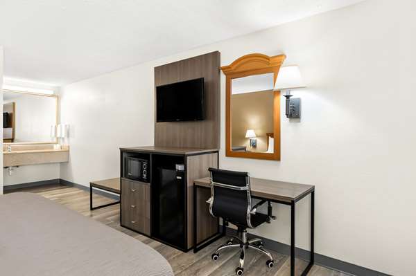 Quality Inn Middleburg Heights near Cleveland Airport Cleveland amenities