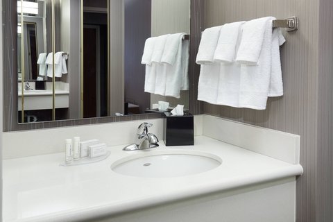 Courtyard by Marriott Cleveland Airport North Cleveland amenities