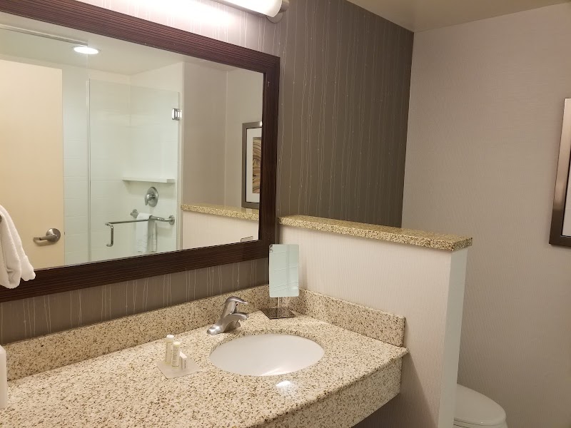Courtyard by Marriott Cleveland Airport North Cleveland amenities