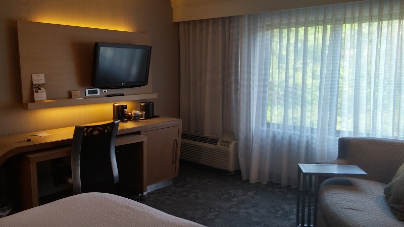 Courtyard by Marriott Cleveland Airport North Cleveland amenities