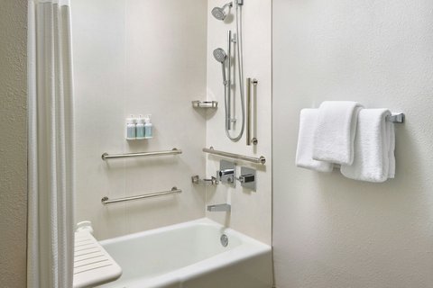 Courtyard by Marriott Cleveland Independence Cleveland amenities