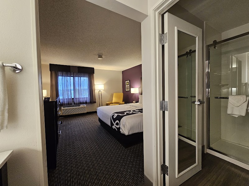 La Quinta Inn & Suites by Wyndham Cleveland - Airport North Cleveland lobby