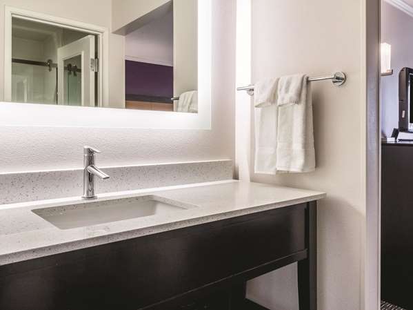 La Quinta Inn & Suites by Wyndham Cleveland - Airport North Cleveland room
