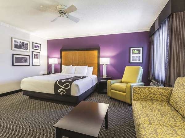 La Quinta Inn & Suites by Wyndham Cleveland - Airport North Cleveland amenities