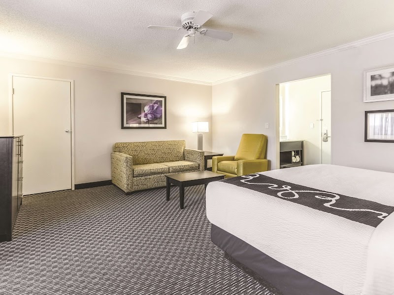 La Quinta Inn & Suites by Wyndham Cleveland - Airport North Cleveland amenities