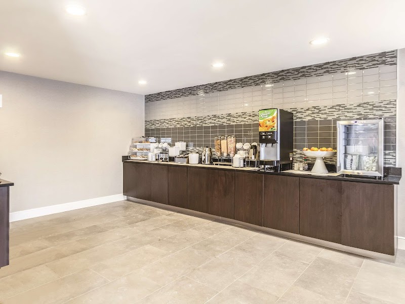 La Quinta Inn & Suites by Wyndham Cleveland - Airport North Cleveland amenities