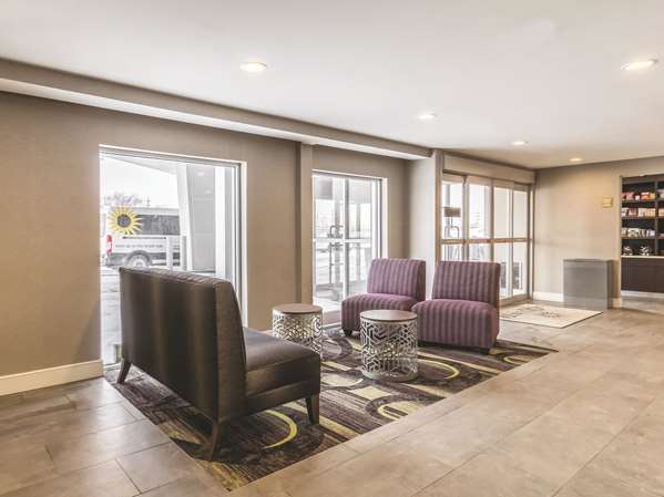 La Quinta Inn & Suites by Wyndham Cleveland - Airport North Cleveland amenities
