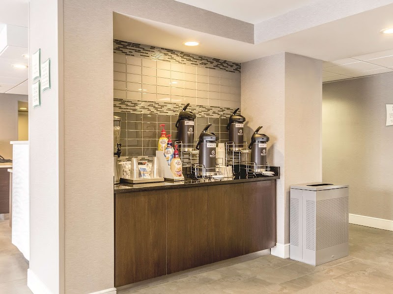 La Quinta Inn & Suites by Wyndham Cleveland - Airport North Cleveland amenities