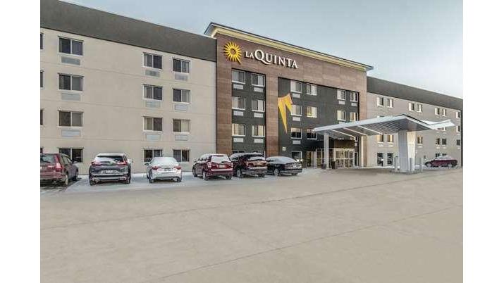 La Quinta Inn & Suites by Wyndham Cleveland - Airport North Cleveland amenities