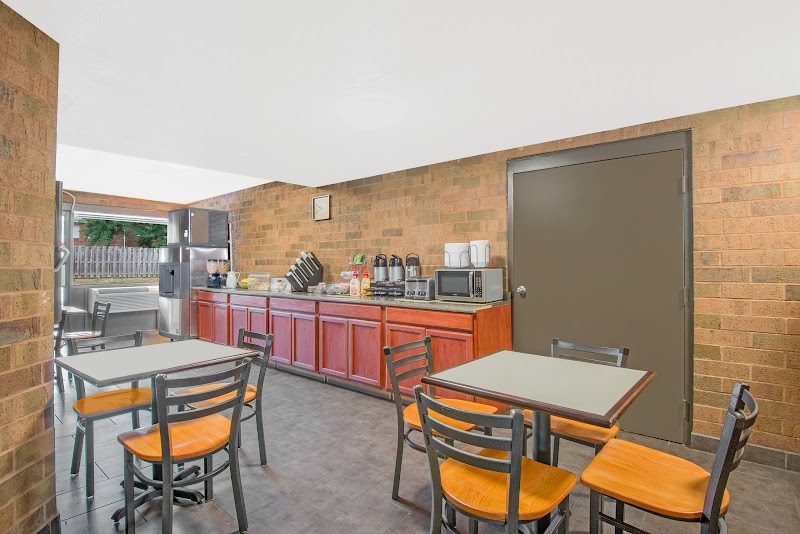 SkyLight Inn & Suites Cleveland room