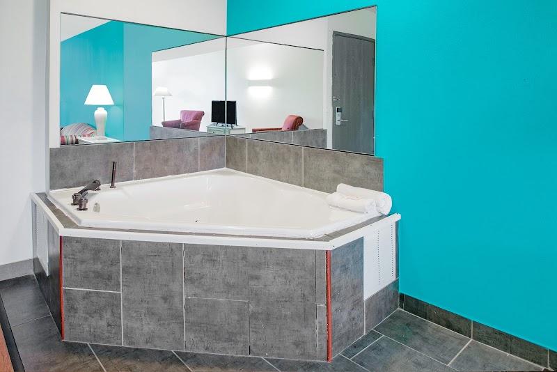 SkyLight Inn & Suites Cleveland amenities