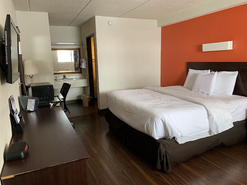 SkyLight Inn & Suites Cleveland amenities