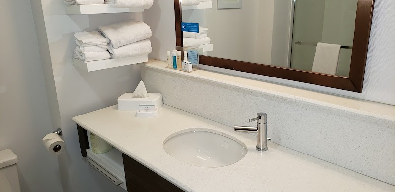 Hampton Inn & Suites Cleveland/Independence Cleveland room