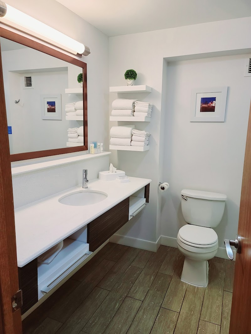 Hampton Inn & Suites Cleveland/Independence Cleveland amenities