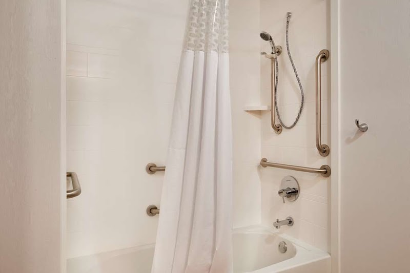 Hampton Inn & Suites Cleveland/Independence Cleveland amenities