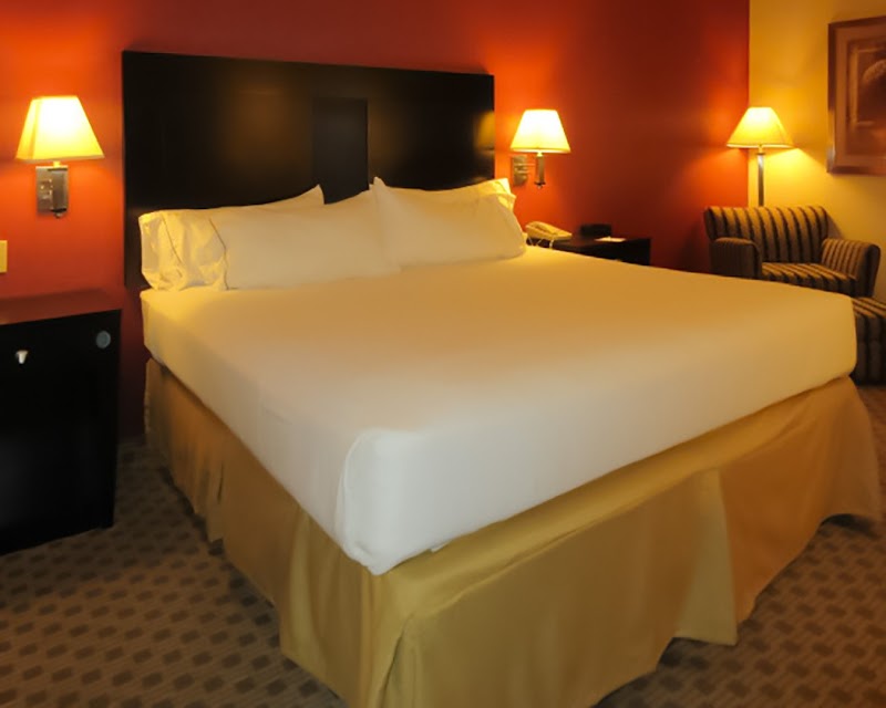 Quality Inn & Suites Oakwood Village - Cleveland South Cleveland amenities
