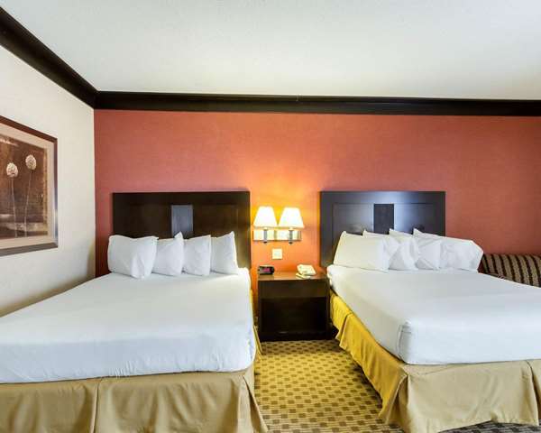 Quality Inn & Suites Oakwood Village - Cleveland South Cleveland amenities