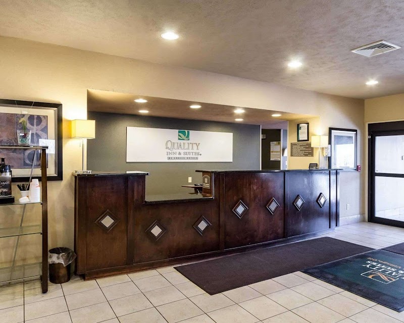 Quality Inn & Suites Oakwood Village - Cleveland South Cleveland amenities
