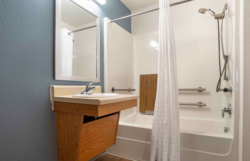 Extended Stay America Select Suites- Cleveland - Airport Cleveland room