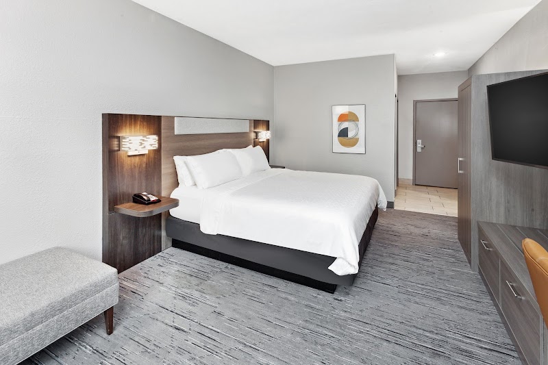 Holiday Inn Express Cleveland Airport - Brook Park by IHG Cleveland lobby
