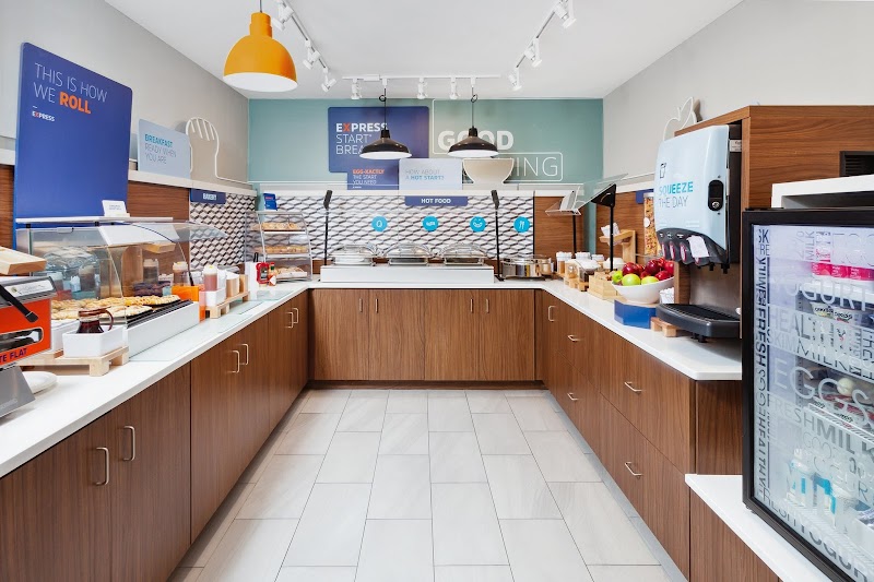 Holiday Inn Express Cleveland Airport - Brook Park by IHG Cleveland amenities