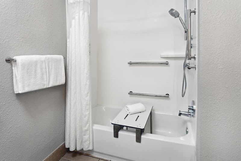 Holiday Inn Express Cleveland Airport - Brook Park by IHG Cleveland amenities