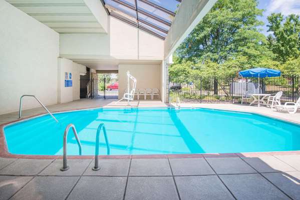 Days Inn by Wyndham Middleburg Heights Cleveland room