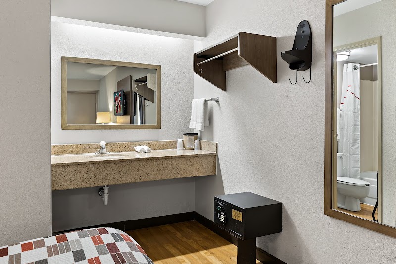 Red Roof Inn Cleveland - Independence Cleveland amenities