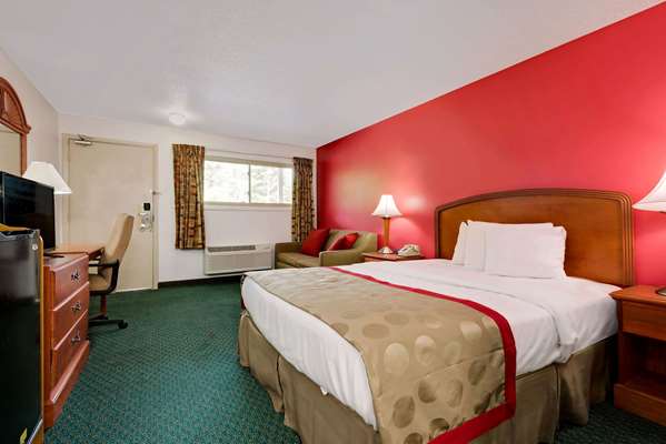 Ramada by Wyndham Cleveland Airport West Cleveland lobby