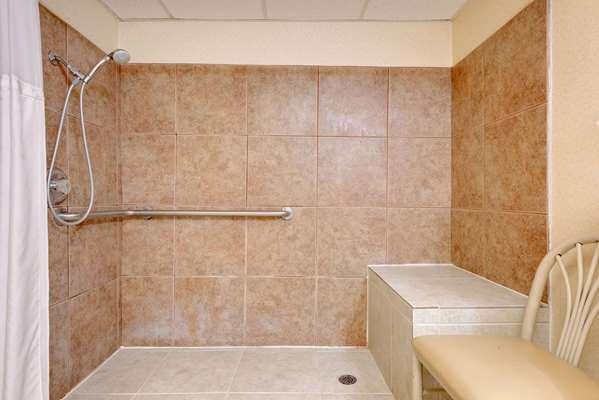 Ramada by Wyndham Cleveland Airport West Cleveland room