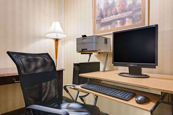 Ramada by Wyndham Cleveland Airport West Cleveland amenities