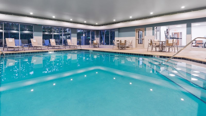 Holiday Inn Express & Suites Medina by IHG Cleveland room