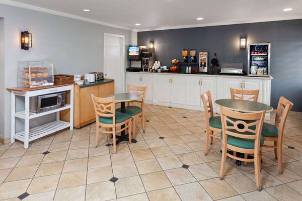 La Quinta Inn by Wyndham Cleveland Independence Cleveland amenities