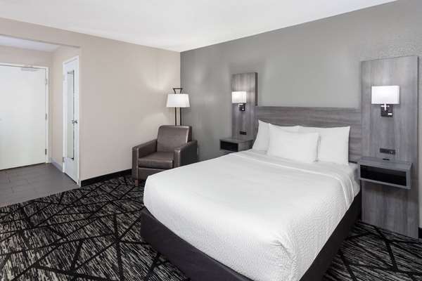 La Quinta Inn by Wyndham Cleveland Independence Cleveland amenities
