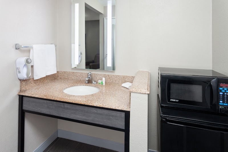 La Quinta Inn by Wyndham Cleveland Independence Cleveland amenities