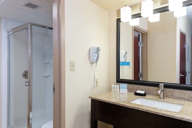 Hampton Inn & Suites Cleveland-Airport/Middleburg Heights Cleveland amenities