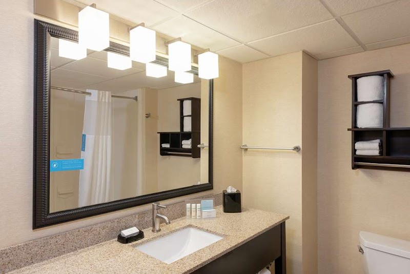 Hampton Inn & Suites Cleveland-Airport/Middleburg Heights Cleveland amenities