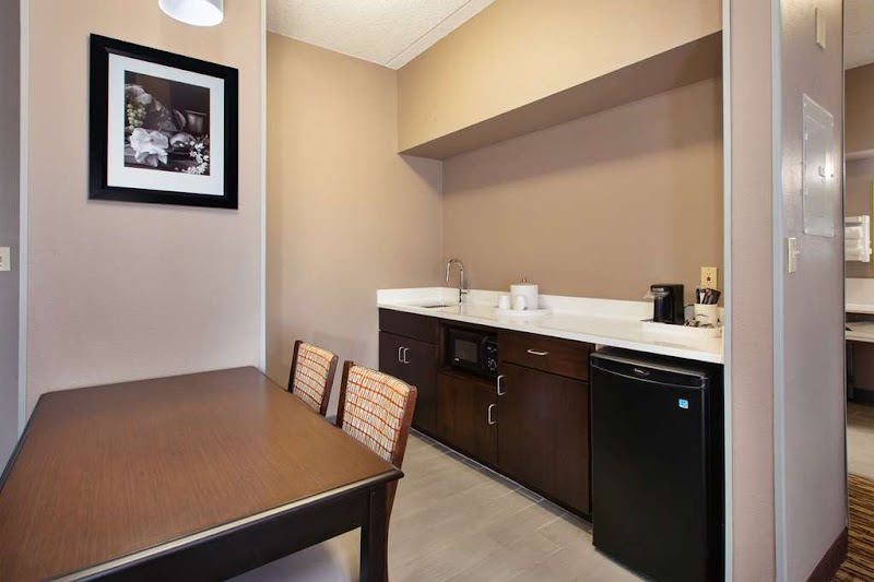 Hampton Inn & Suites Cleveland-Airport/Middleburg Heights Cleveland amenities