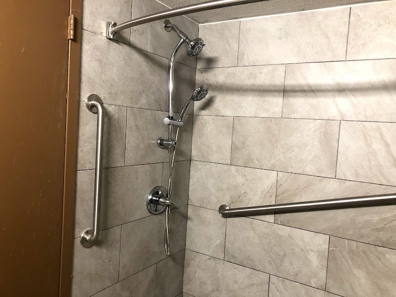 Economy Inn & Suites Cleveland room