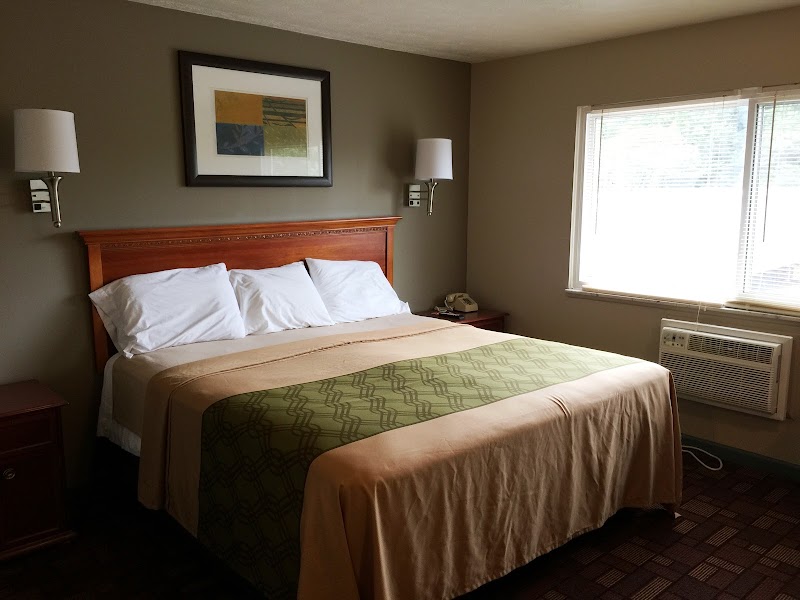 Highlander Inn Cleveland amenities
