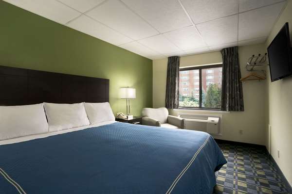 Travelodge by Wyndham Cleveland Lakewood Cleveland lobby
