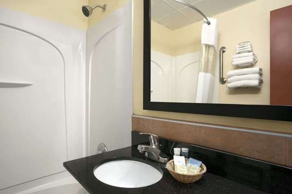 Travelodge by Wyndham Cleveland Lakewood Cleveland room