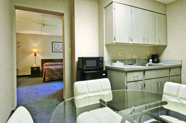 Travelodge by Wyndham Cleveland Lakewood Cleveland amenities